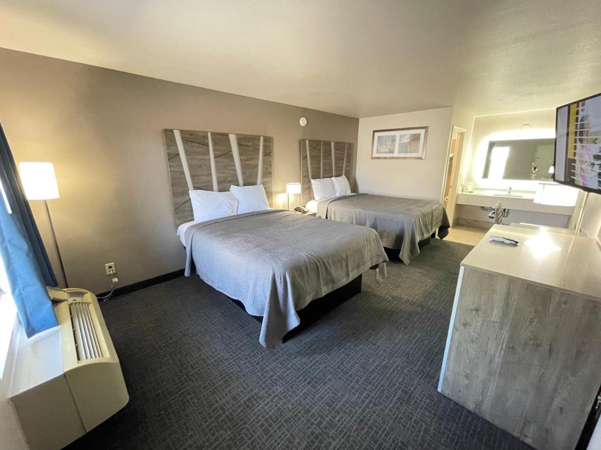 Excellent Inn & Suites — photo 1