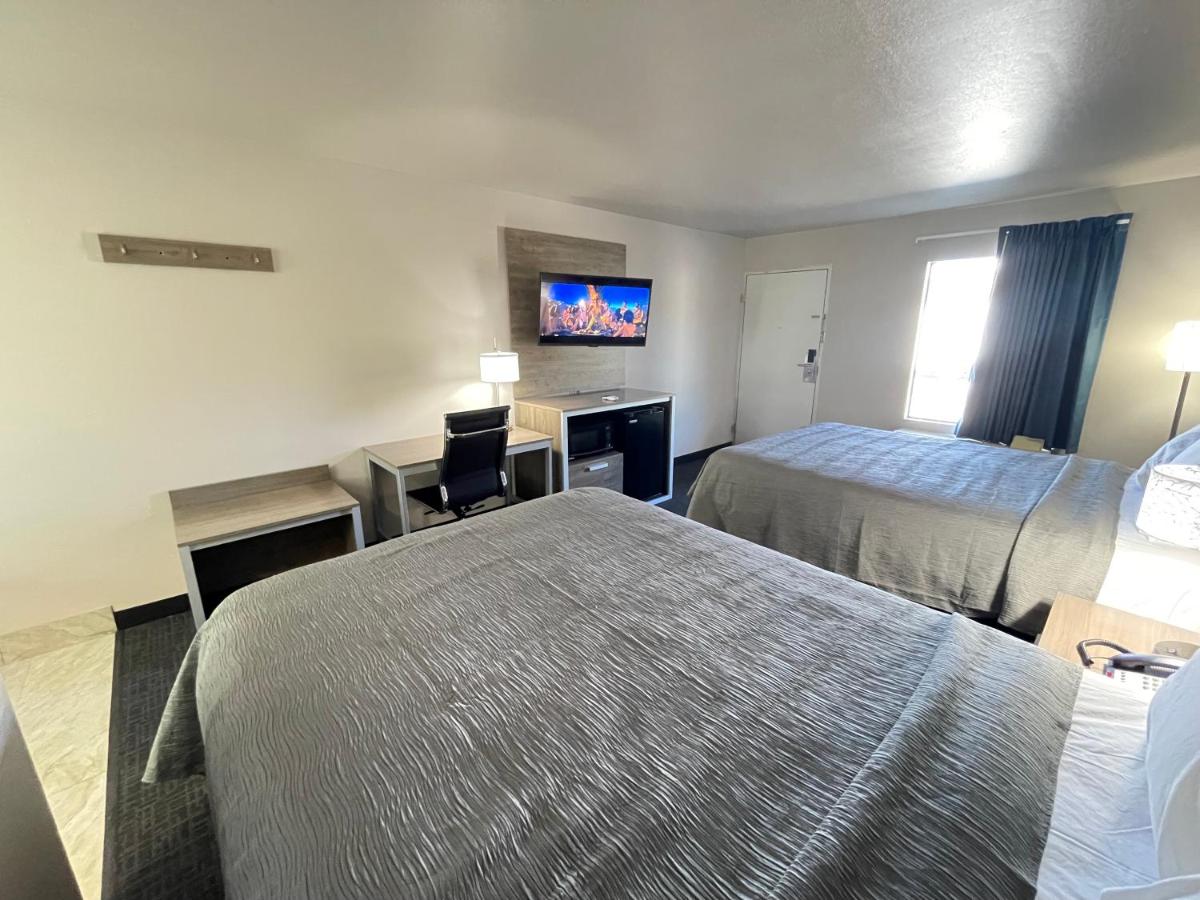 Excellent Inn & Suites — photo 9
