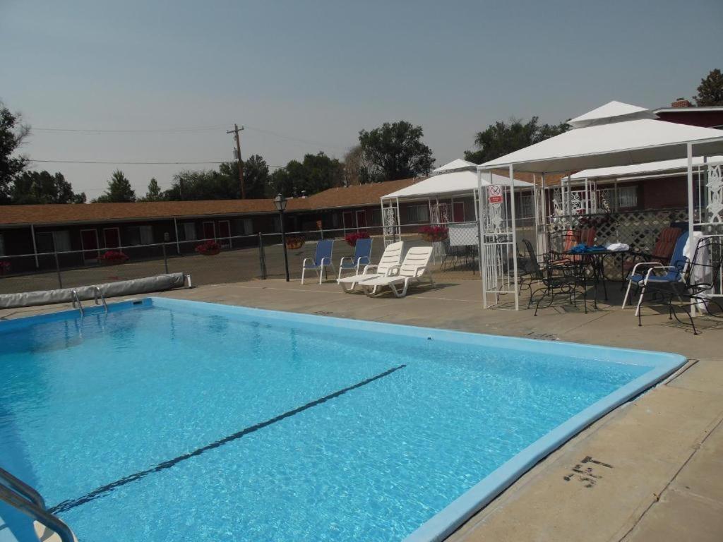 Heated swimming pool: Yellowstone Motel