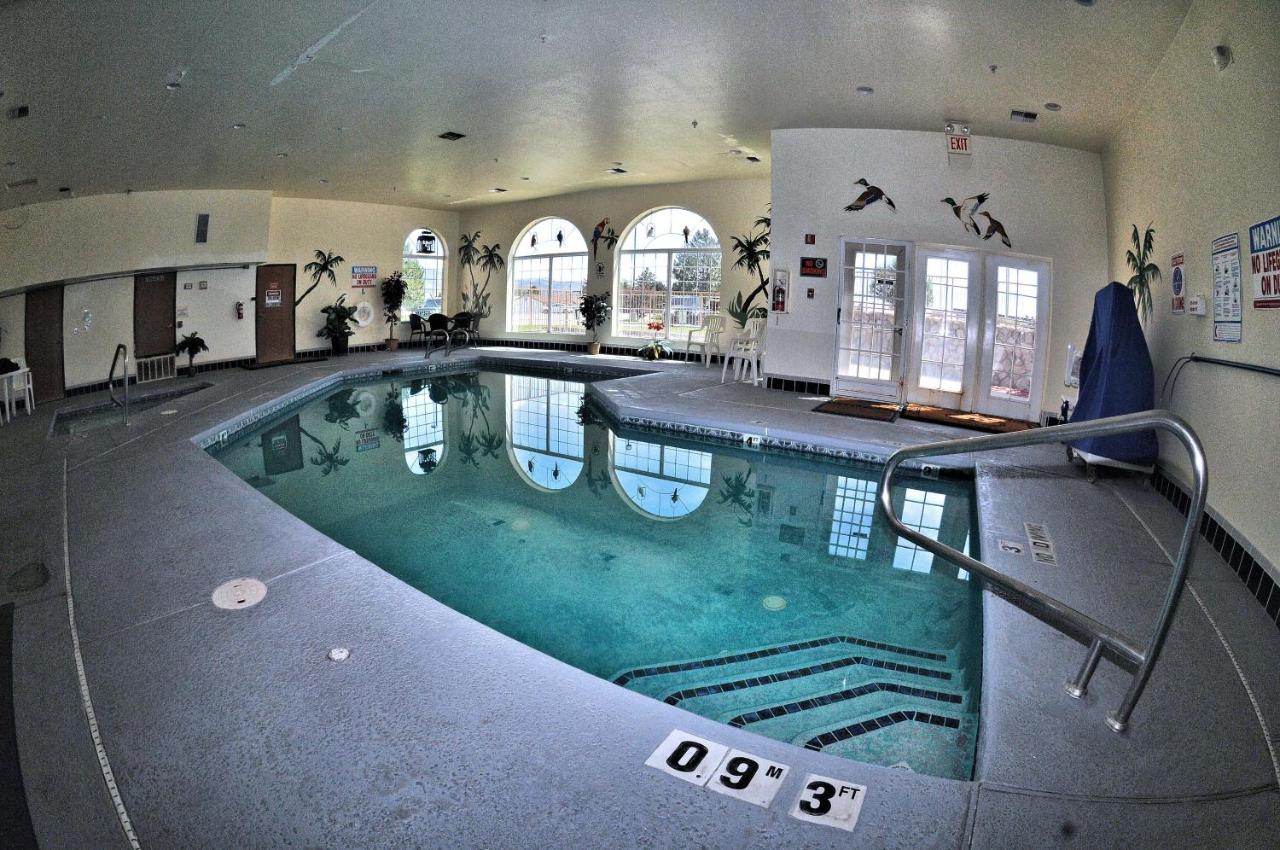 Heated swimming pool: Prospector Hotel & Casino