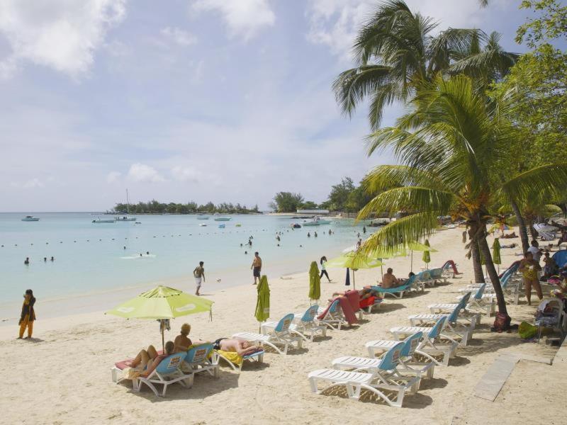 Beach: Pereybere Beachside Apartment