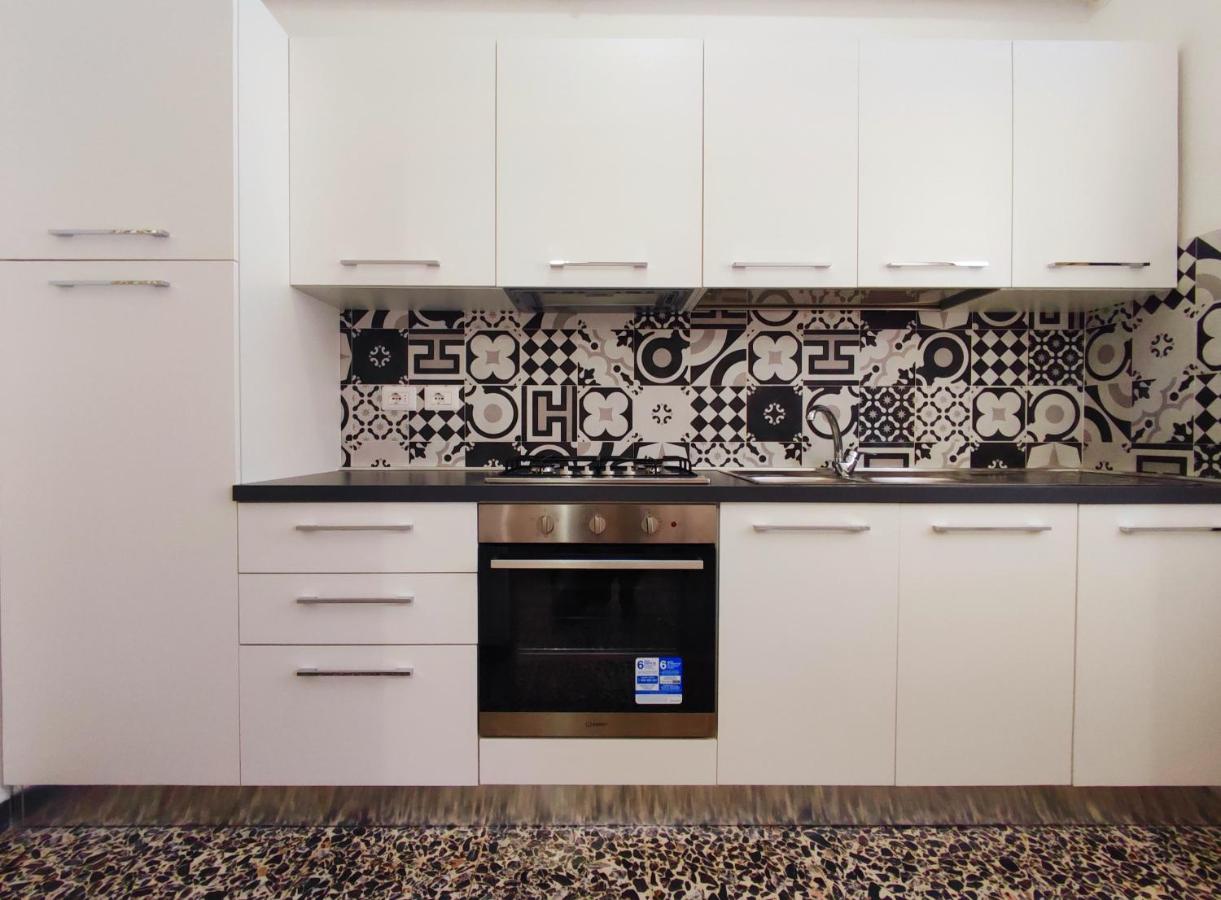 Lovely Balcony San Gimignano Apartments - 4