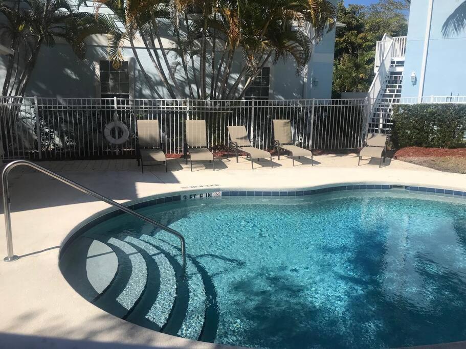 Heated swimming pool: Key West feel steps from Historic downtown Stuart