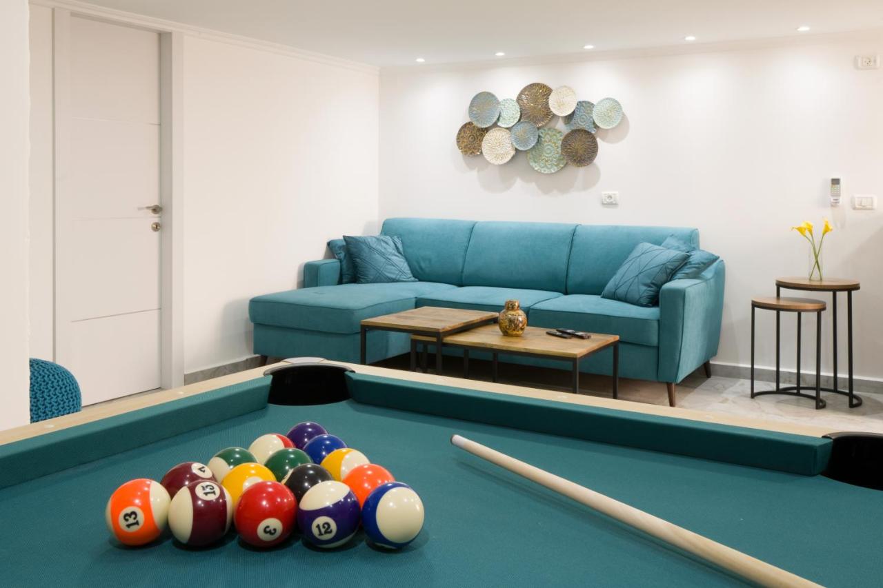 Apartment with jacuzzi & pool table, Haifa center close to Bahai Garden