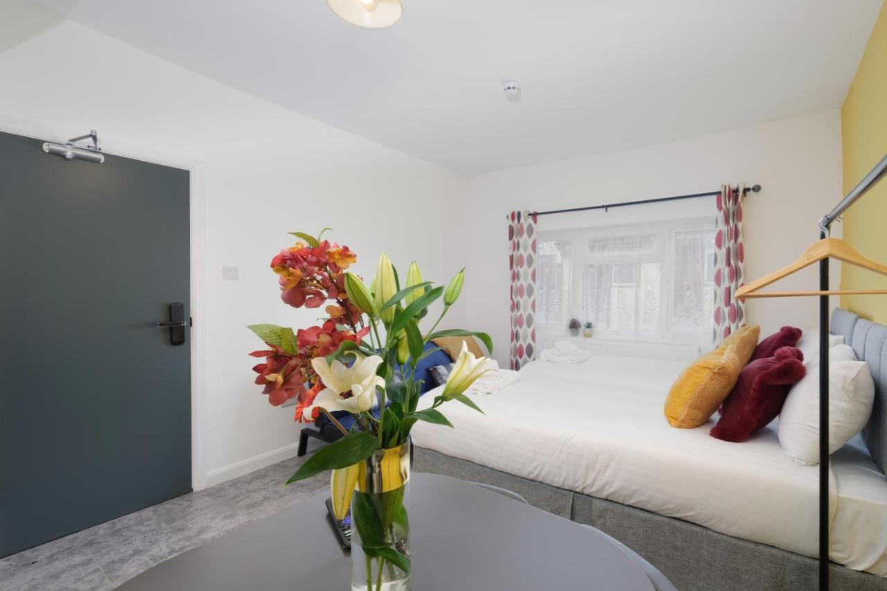 Fernbank Studios Sudbury Hill Harrow Self-Contained Studios with En-Suite photo