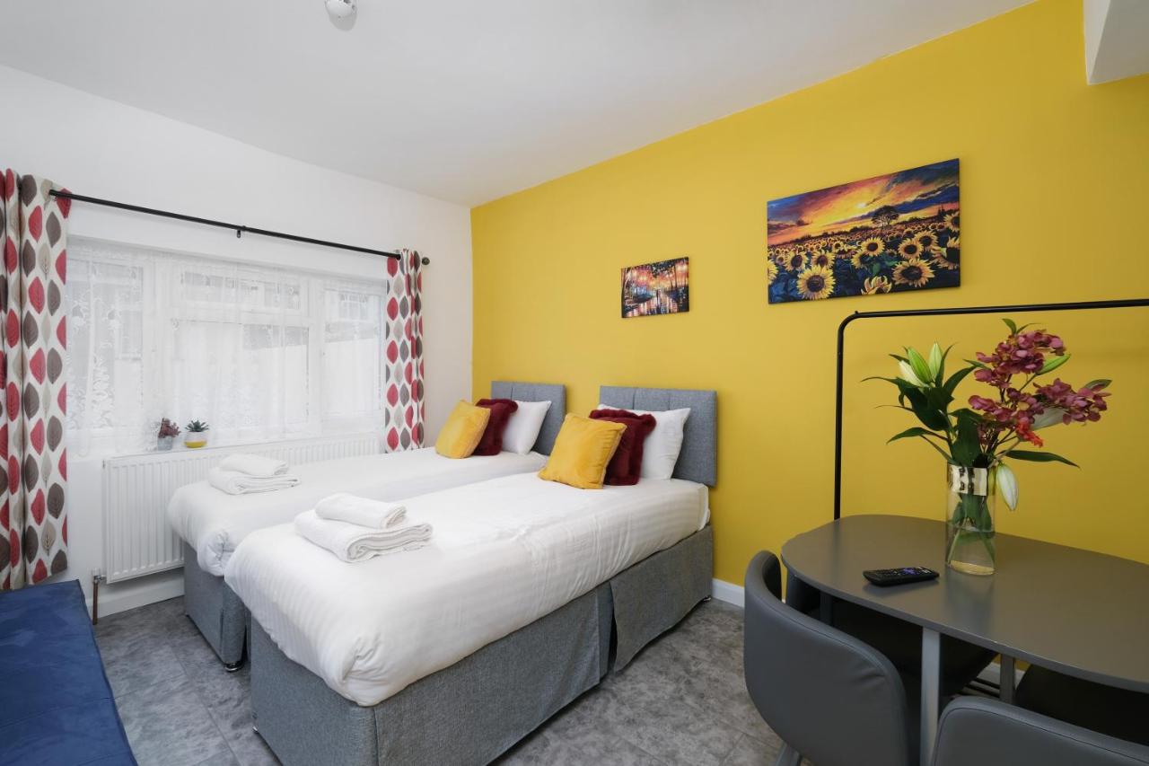 Fernbank Studios Sudbury Hill Harrow Self-Contained Studios with En-Suite photo