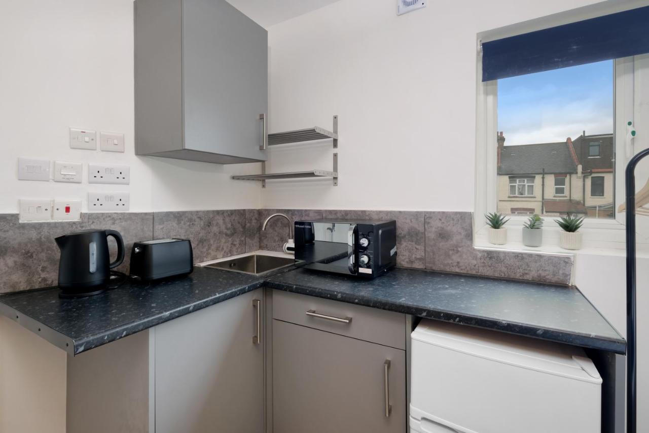 Fernbank Studios Sudbury Hill Harrow Self-Contained Studios with En-Suite photo