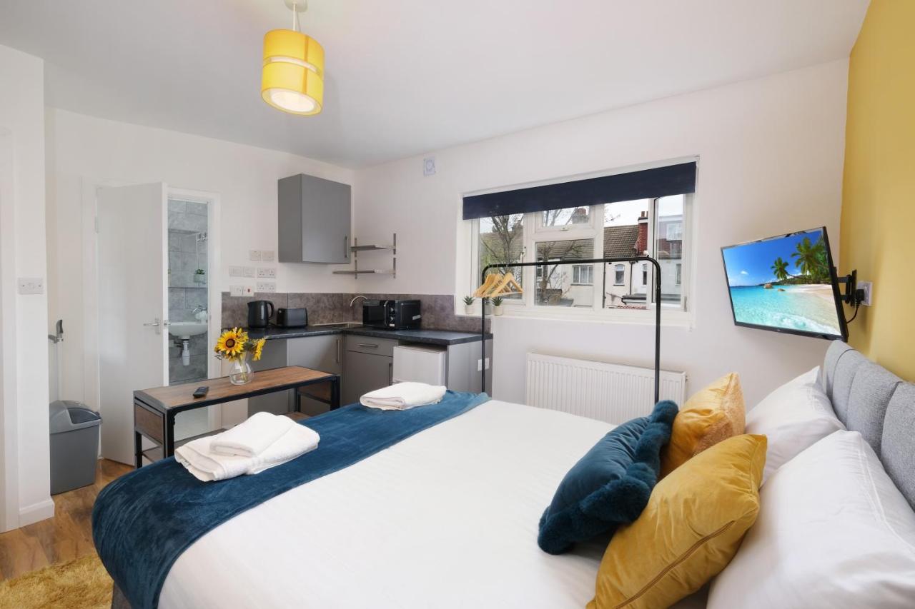 Fernbank Studios Sudbury Hill Harrow Self-Contained Studios with En-Suite photo