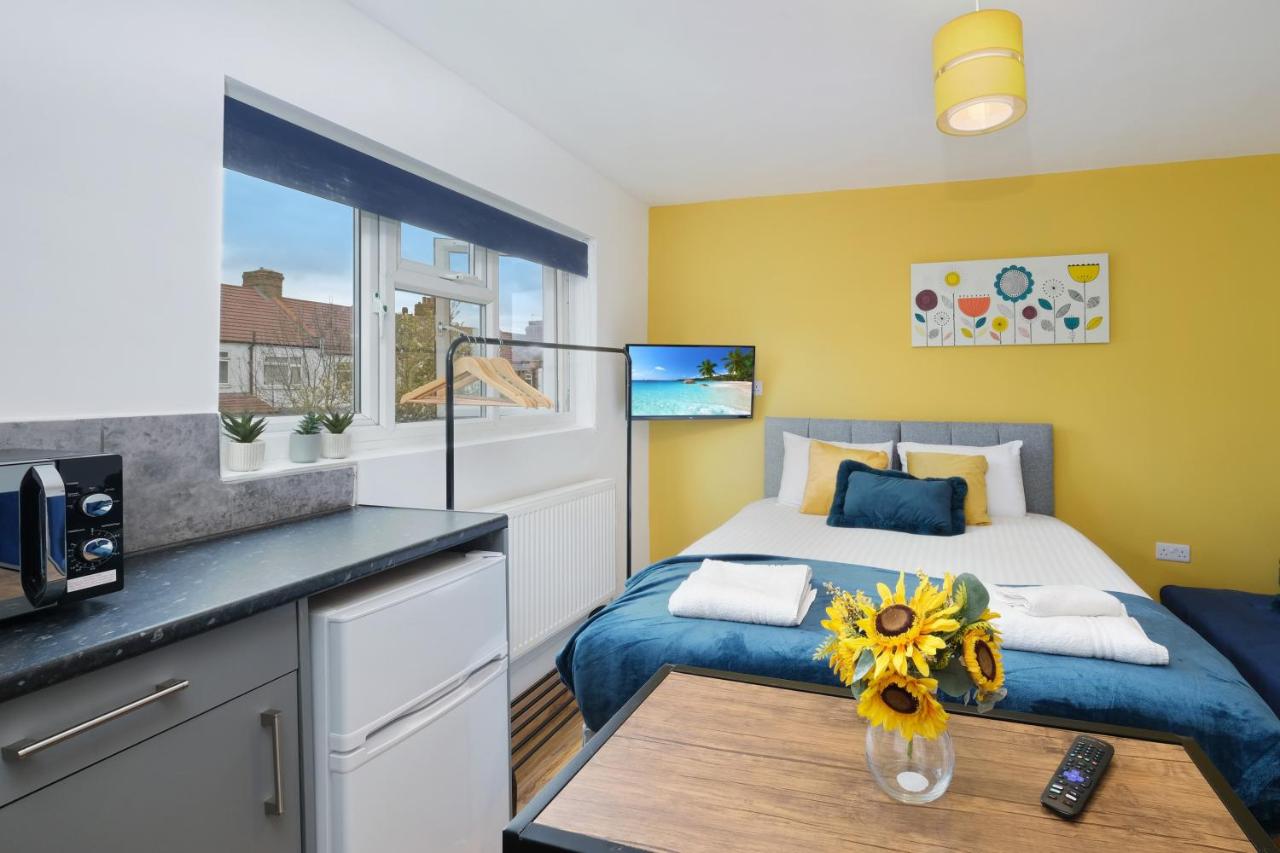 Fernbank Studios Sudbury Hill Harrow Self-Contained Studios with En-Suite photo