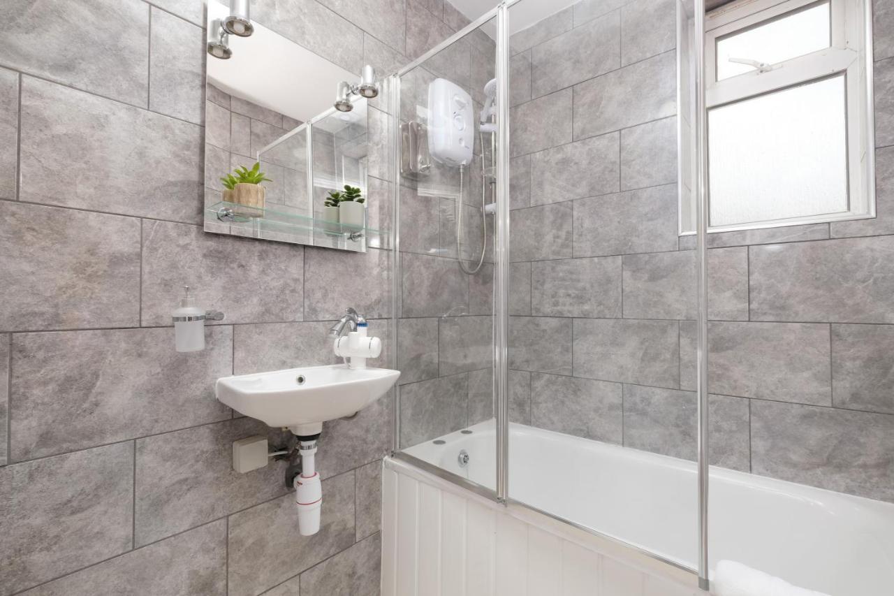 Fernbank Studios Sudbury Hill Harrow Self-Contained Studios with En-Suite photo