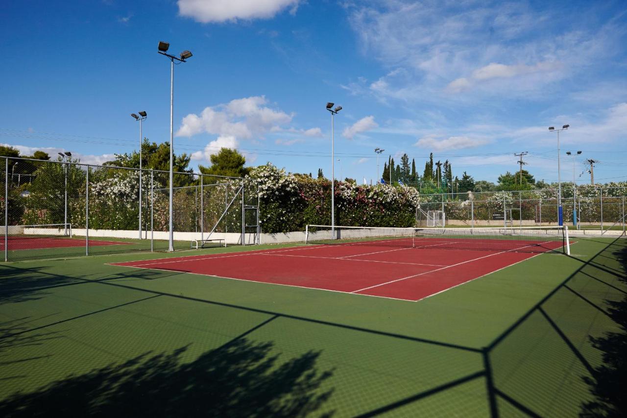 Tennis court: Negroponte Resort Eretria