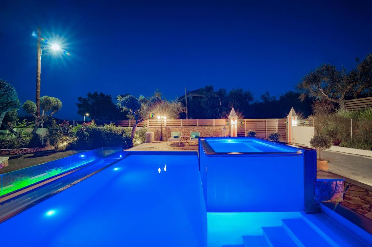 Heated swimming pool: Dorothea Villa