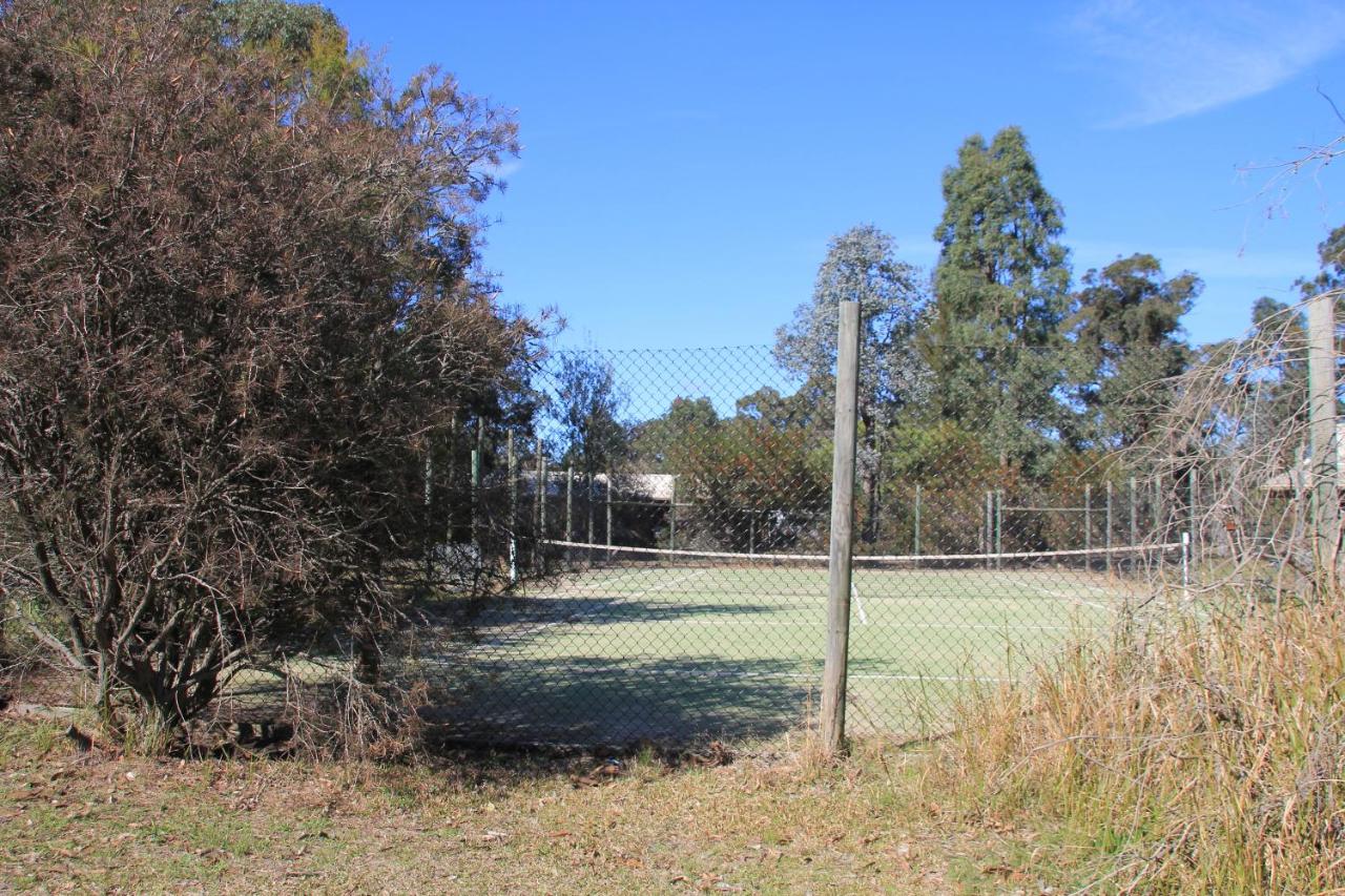 Tennis court: Lovedale Cottages Hunter Valley