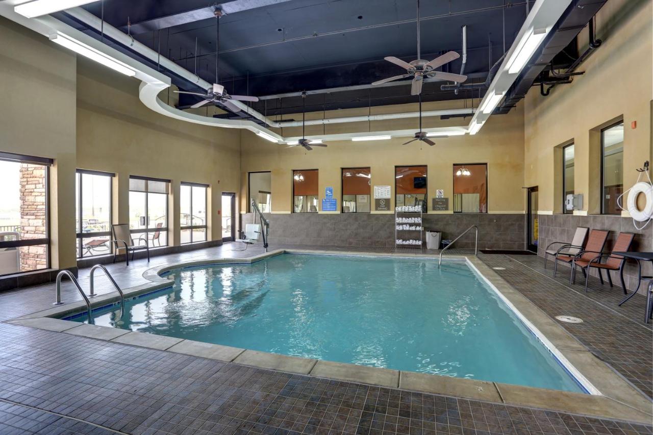 Heated swimming pool: Comfort Suites Batesville