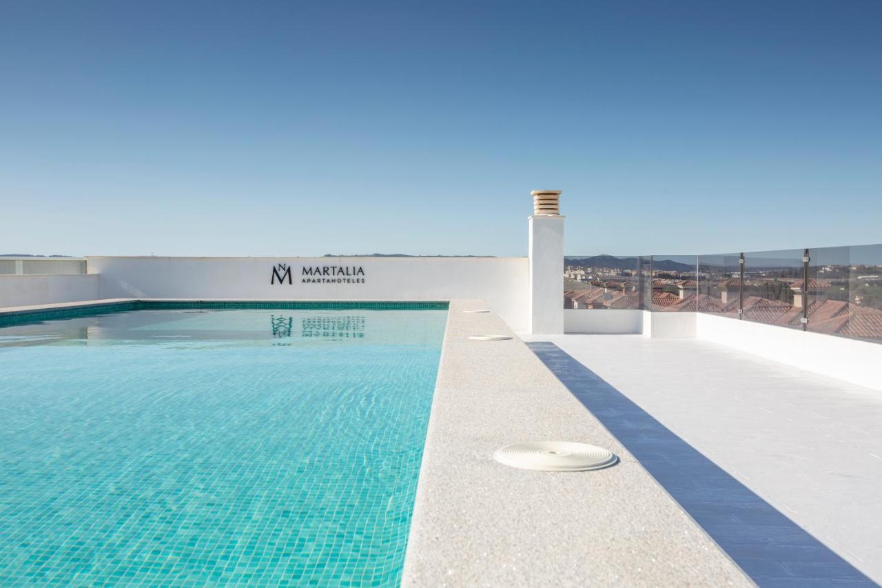 Rooftop swimming pool: Apartamentos Martalia Arenal