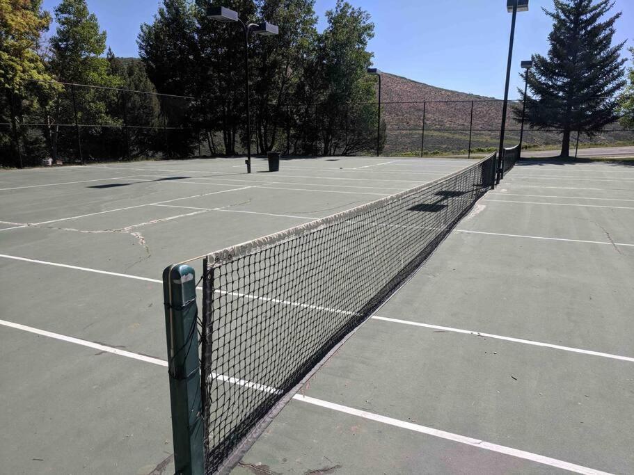 Tennis court: Cozy Top Floor Condo with Mountain Views