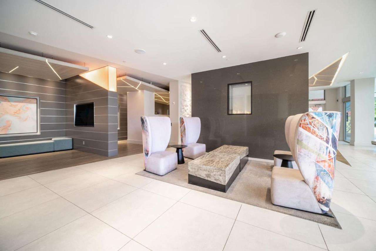 Tucker at Palmer Dadeland Miami - 4