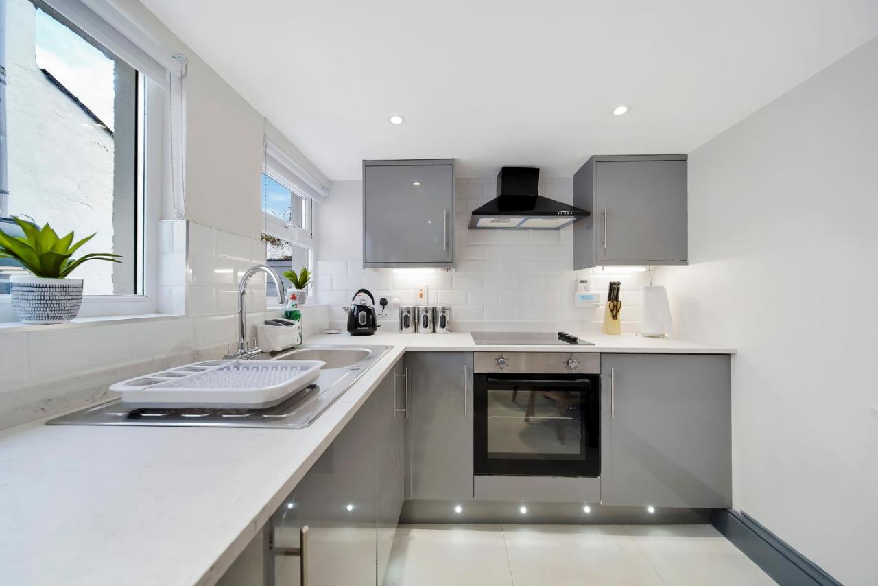 {{ hotelInfo.altText }}