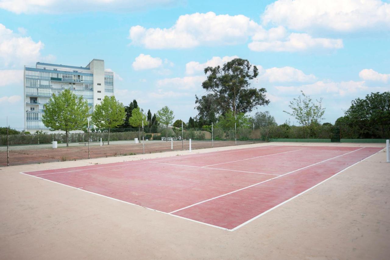 Tennis court: Edificio la Masía
