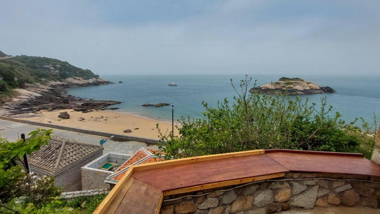 Beach: Qinju Light Hostel