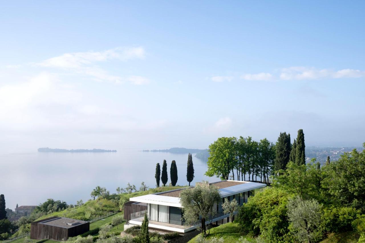 For tips on where to stay in Lake Garda, check out our list of favourite 4 and 5 star luxury hotels in Lake Garda plus cool resorts on the lake for R&R. #lakegardahotels #italy | 5-star Luxury Hotels In Lake Garda | Top Hotels Lake Garda Lago di Garda Luxury Hotels | Lake Garda Hotels 4 Star | Lake Como Hotels 5 Star | Best Hotels On Lake Garda | Luxury Lake Garda Hotels | Luxury Hotels Lake Garda | Sirmione Lake Garda Hotels | Lake Garda Italy Hotels 5-star Luxury Hotels In Lake Garda | Top Hotels Lake Garda Lago di Garda Luxury Hotels | Lake Garda Hotels 4 Star | Lake Como Hotels 5 Star | Best Hotels On Lake Garda |
