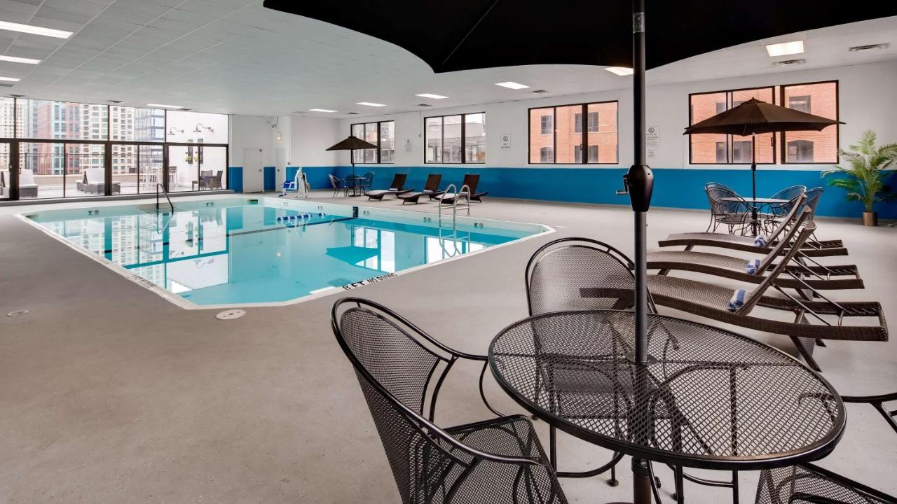 Rooftop swimming pool: Best Western Chicago Downtown-River North