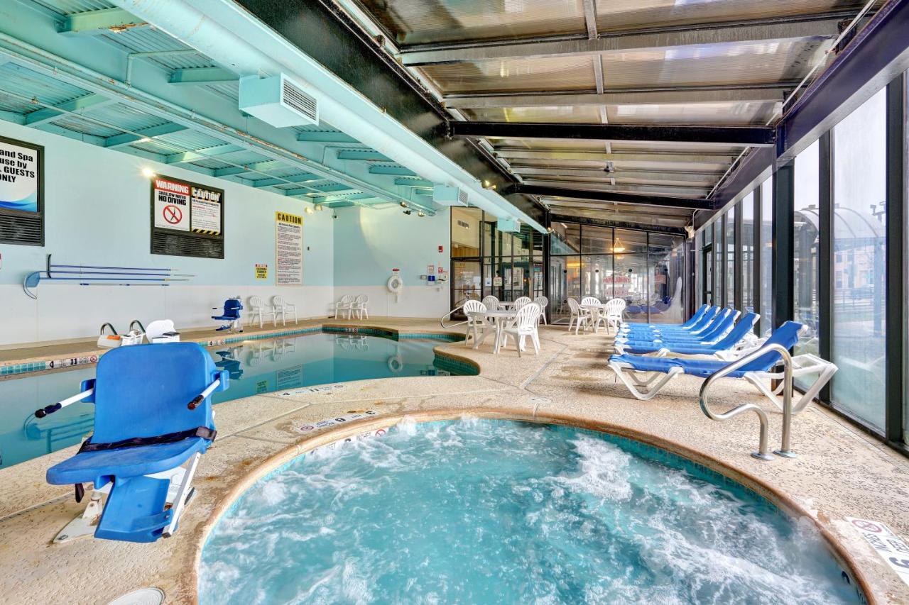 Heated swimming pool: Quality Hotel & Suites At The Falls