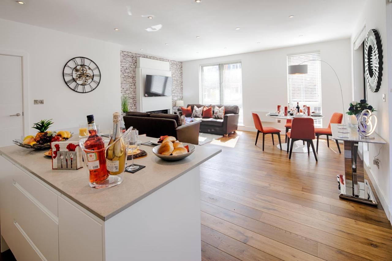 {{ hotelInfo.altText }}