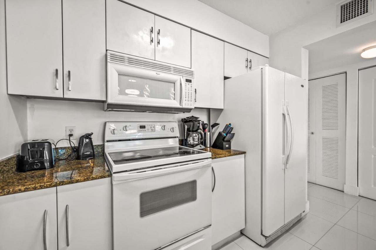 Luxurious Condo with PARKING in Brickell Miami - 2