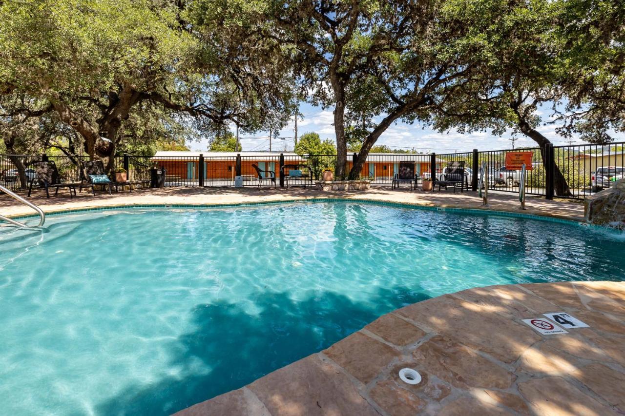 The Historic Leakey Inn — photo 3