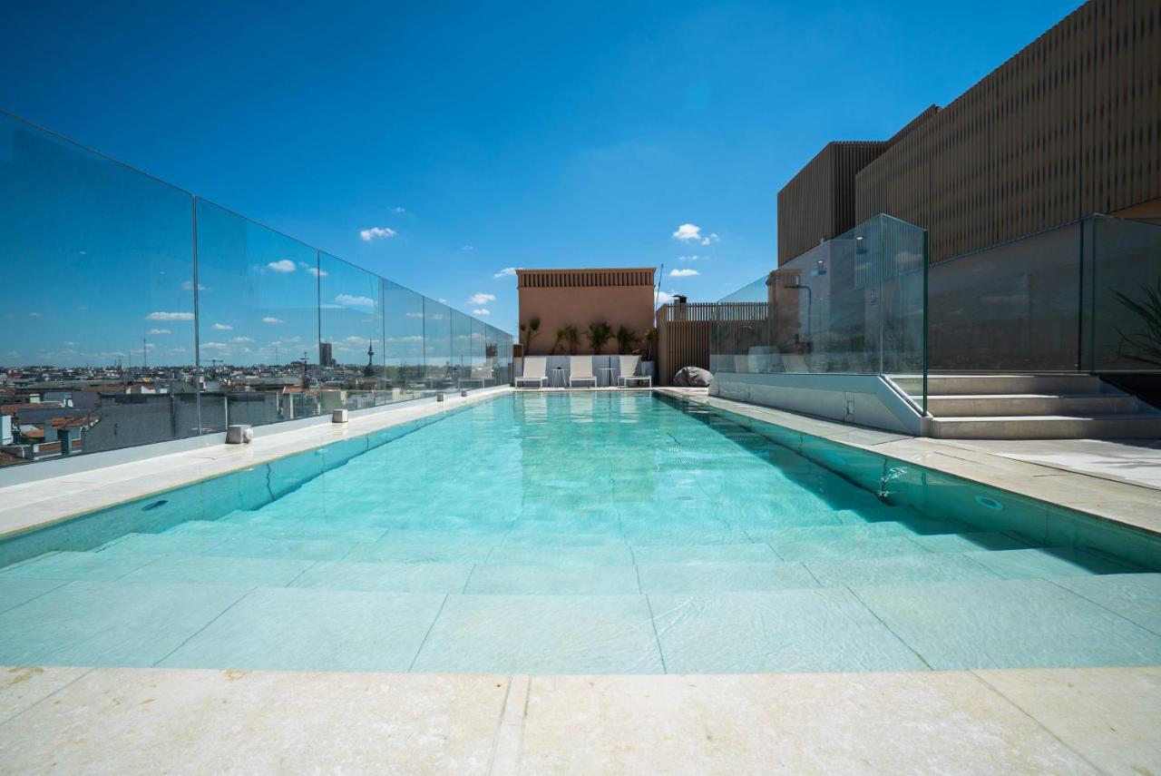 Rooftop swimming pool: SmartRental Collection Gran Vía Capital