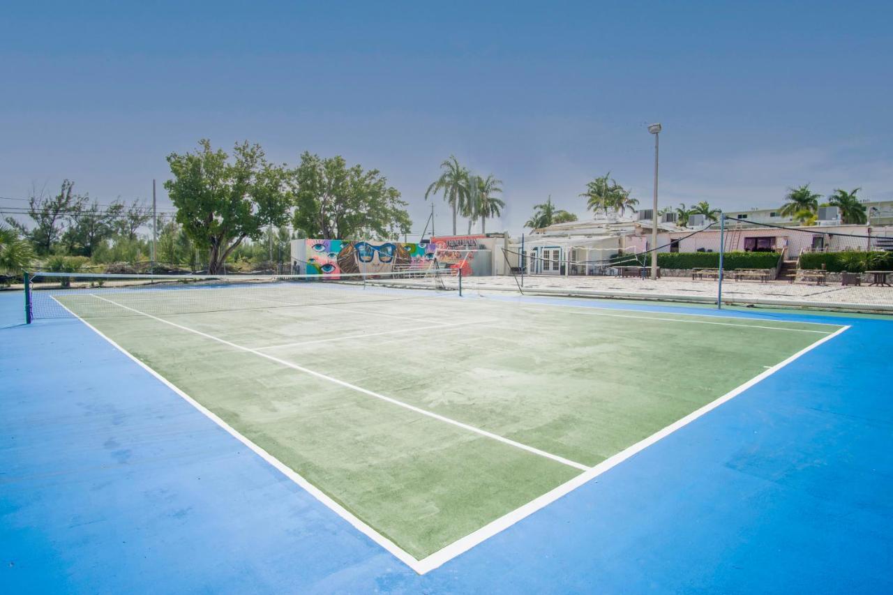 Tennis court: Skipjack Resort & Marina