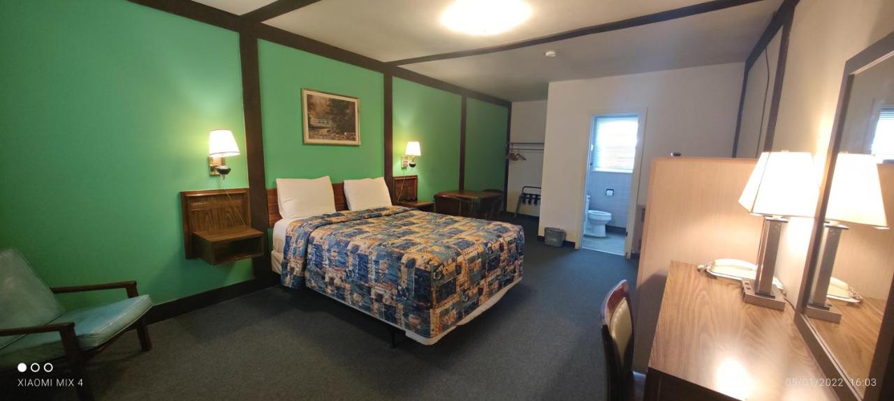 Twin Pines Motel — photo 23