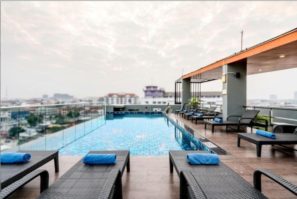 Rooftop swimming pool: Honey Boutique Hotel