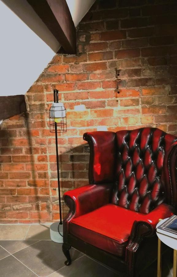 {{ hotelInfo.altText }}