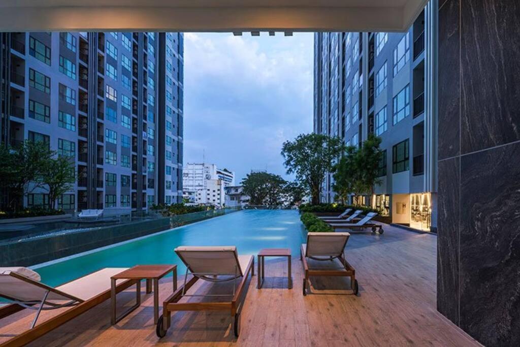 Rooftop swimming pool: 27F rooftop infinity swimming pool Thebase condo