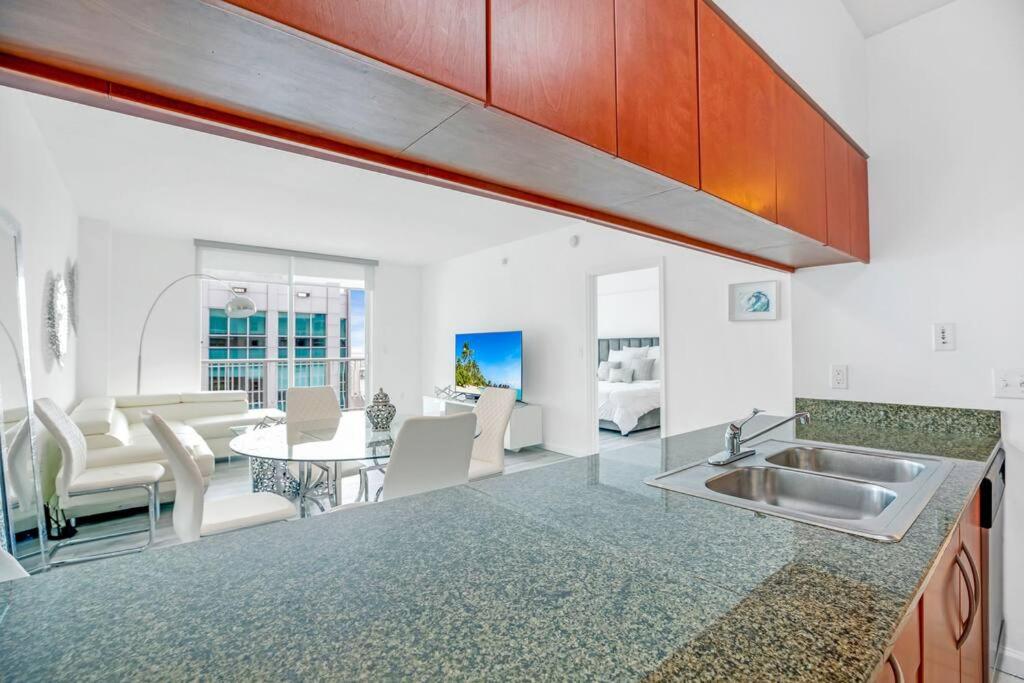 Amazing Penthouse In beautiful Brickell 42 floor!! Free Garage Parking - 4