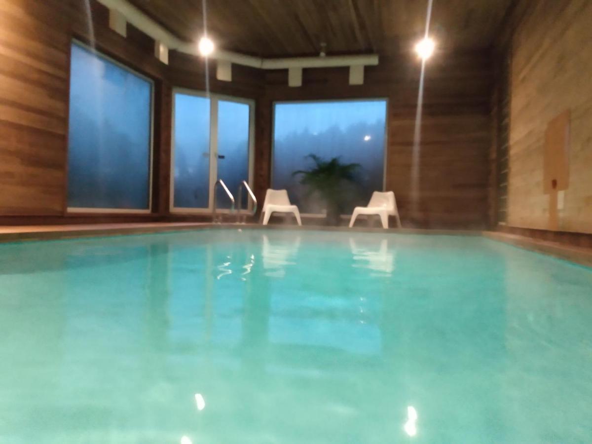 Heated swimming pool: Suite Smart Vancouver