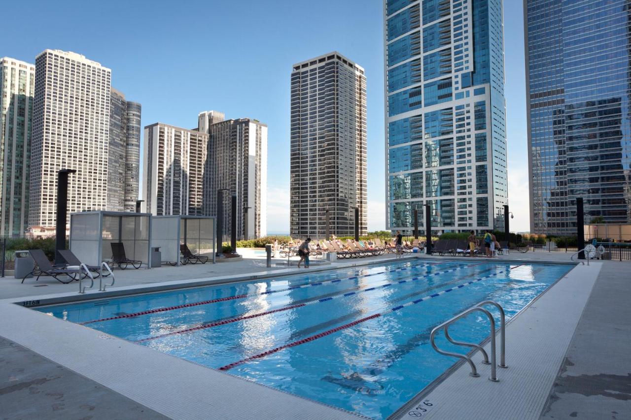 Heated swimming pool: Radisson Blu Aqua Hotel Chicago
