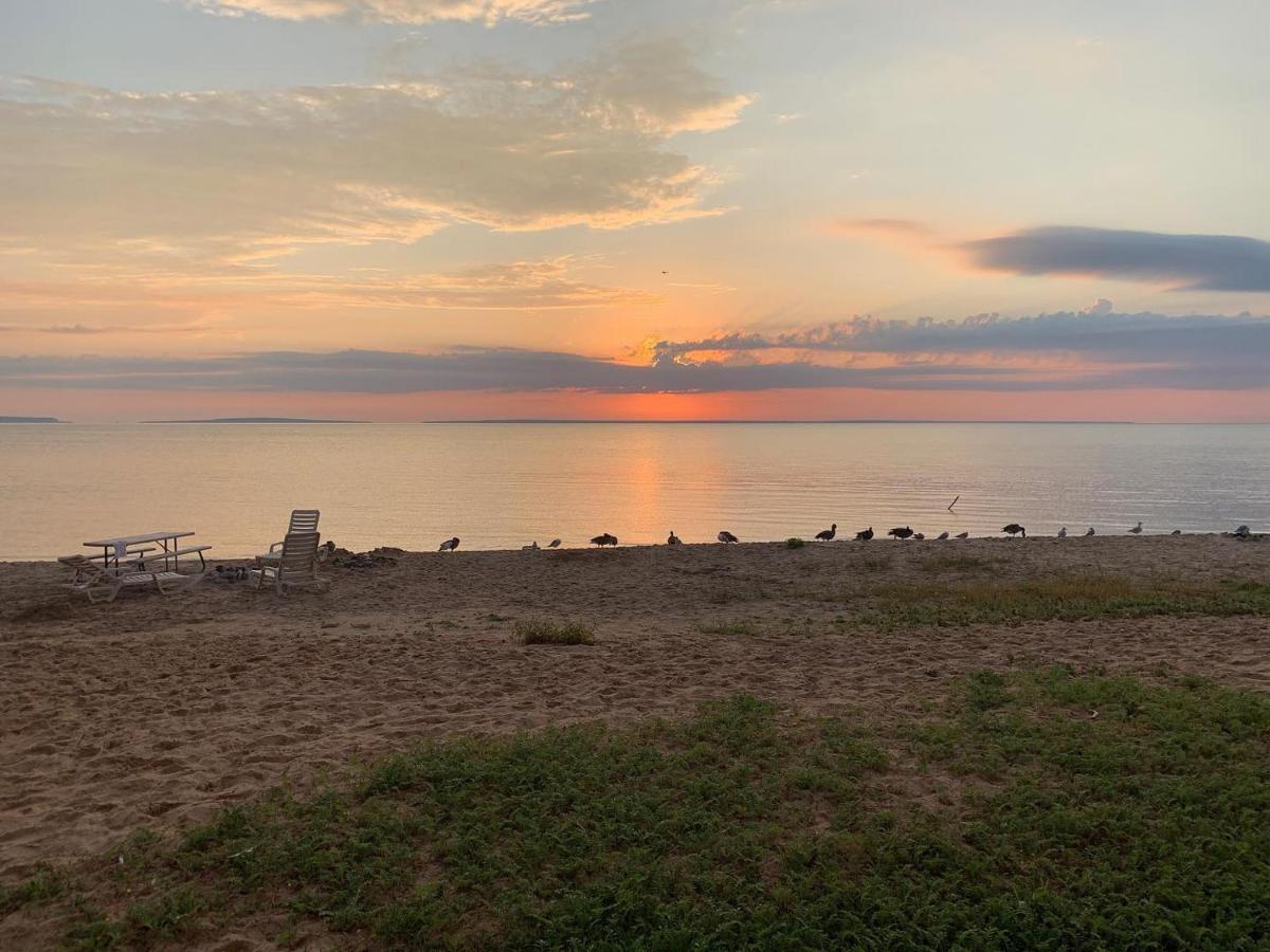 Beach: Mackinaw Beach and Bay Inn & Suites