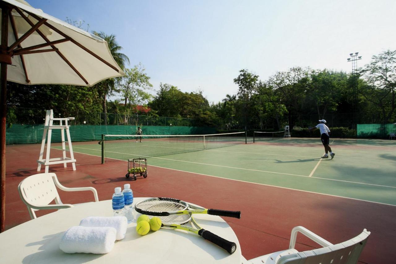 Tennis court: Centara Grand Beach Resort & Villas SHA Extra Plus