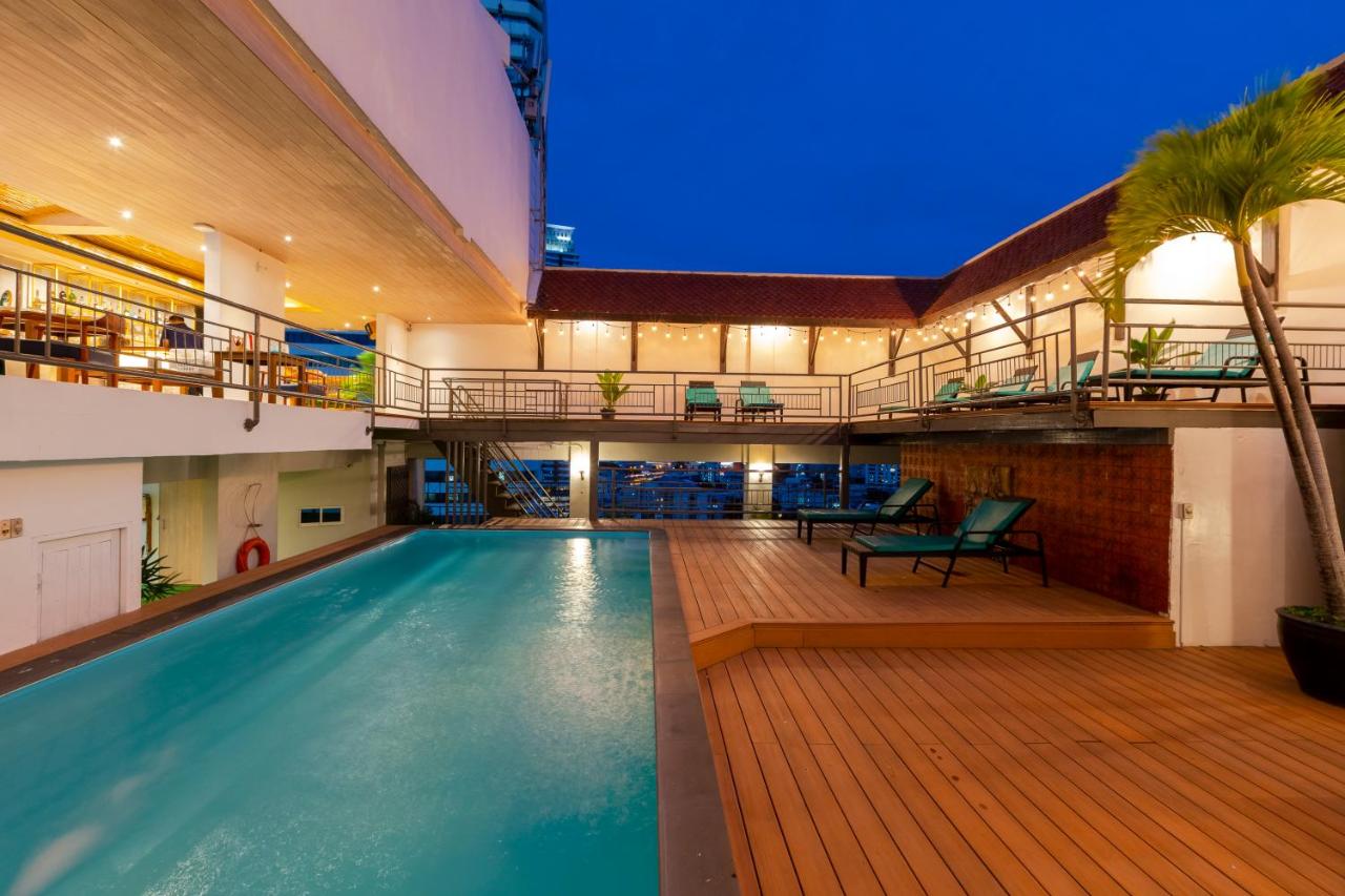 Rooftop swimming pool: Pinnacle Lumpinee Park Hotel SHA Plus