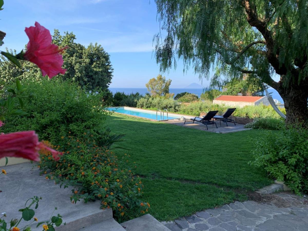 Villa Il Carrubo - elegante, con piscina e splendida vista sul mare photo