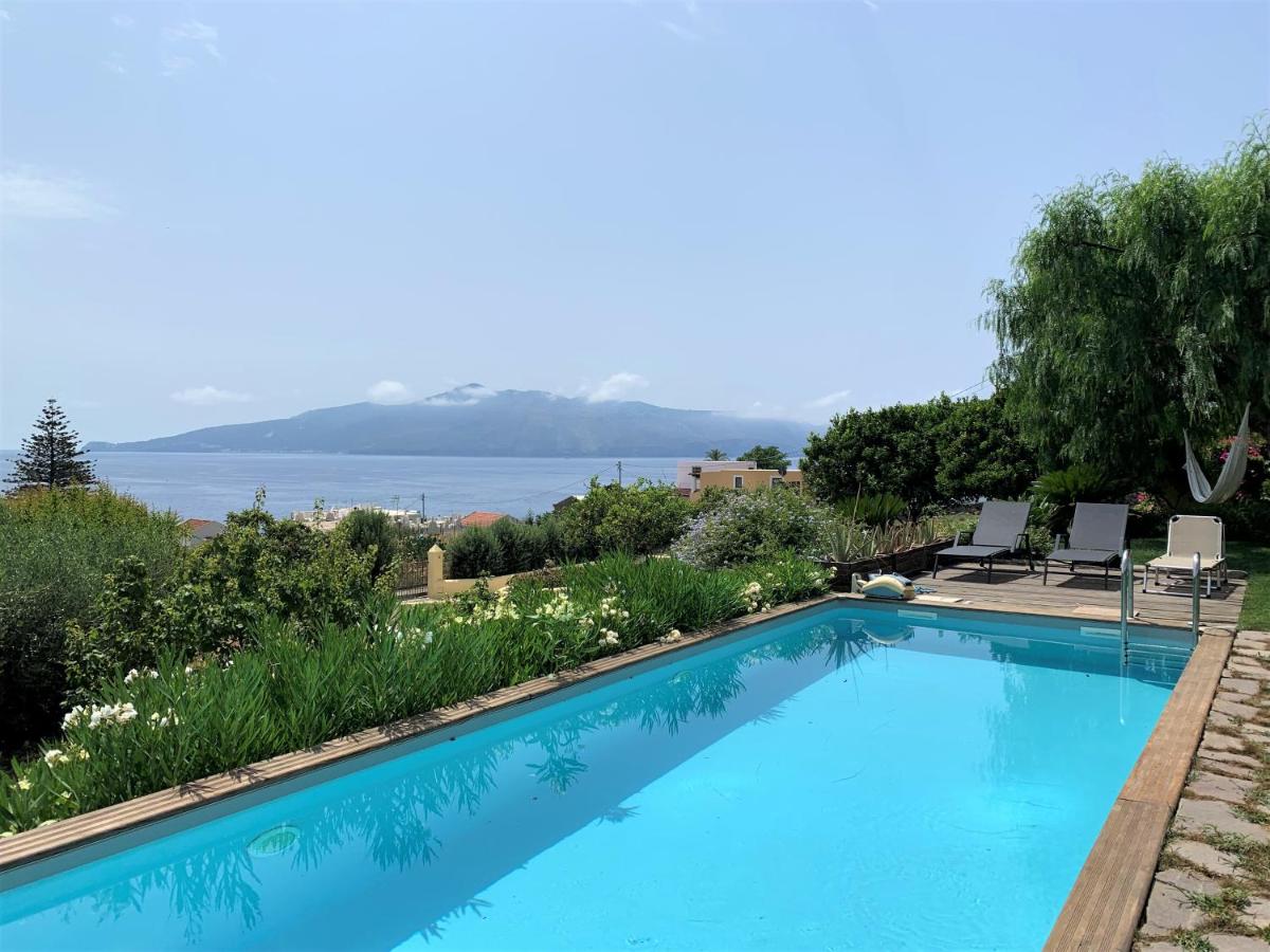 Villa Il Carrubo - elegante, con piscina e splendida vista sul mare photo