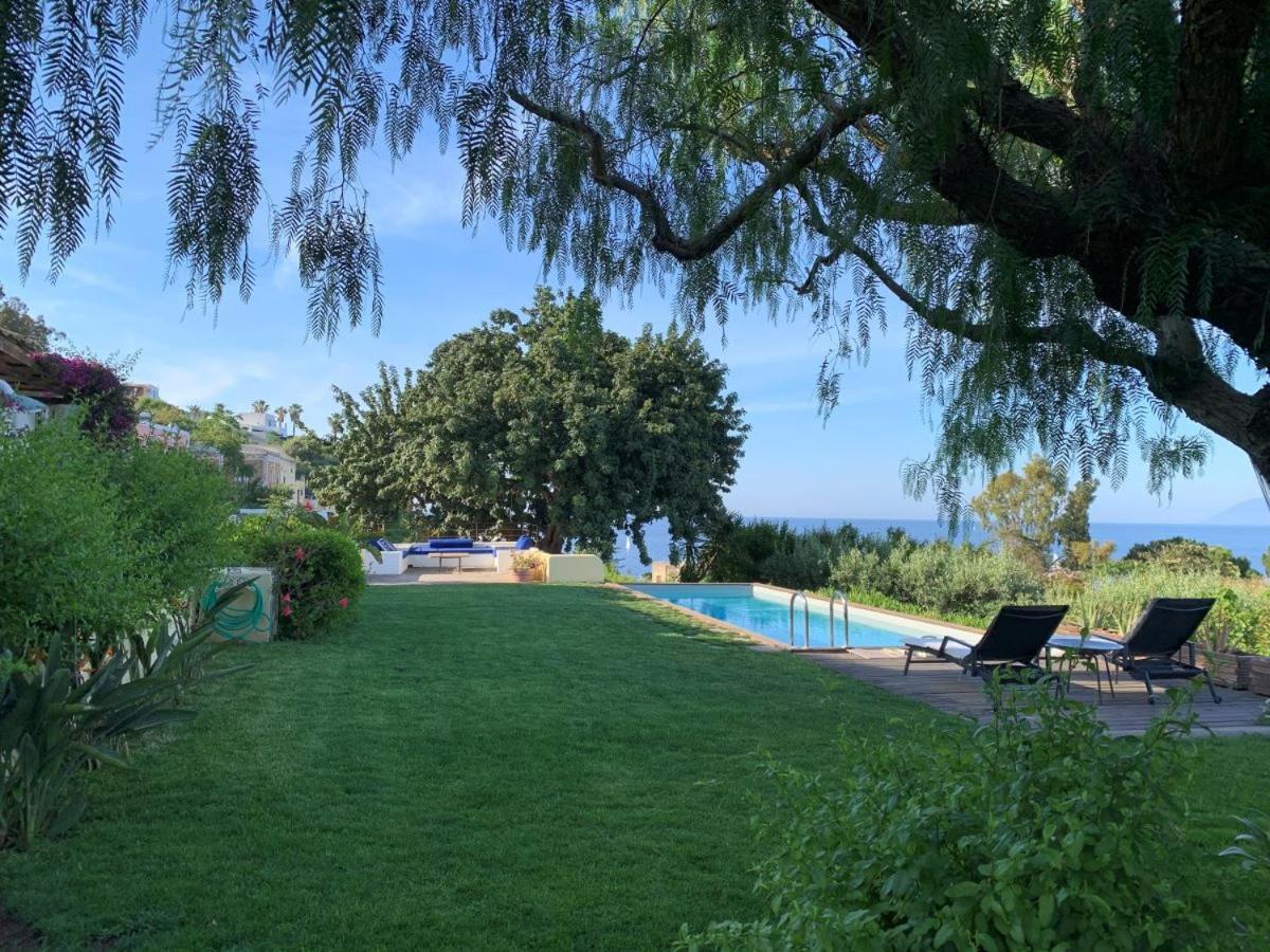 Villa Il Carrubo - elegante, con piscina e splendida vista sul mare photo