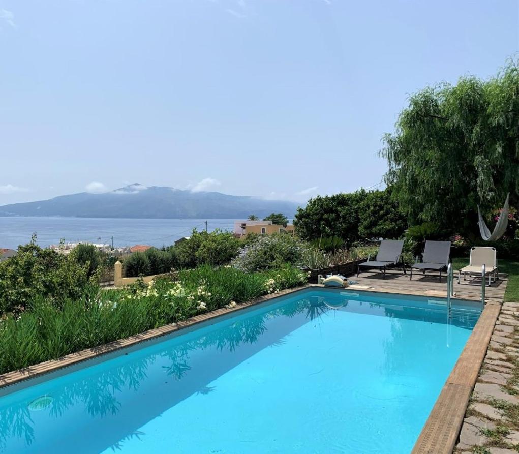 Villa Il Carrubo - elegante, con piscina e splendida vista sul mare photo