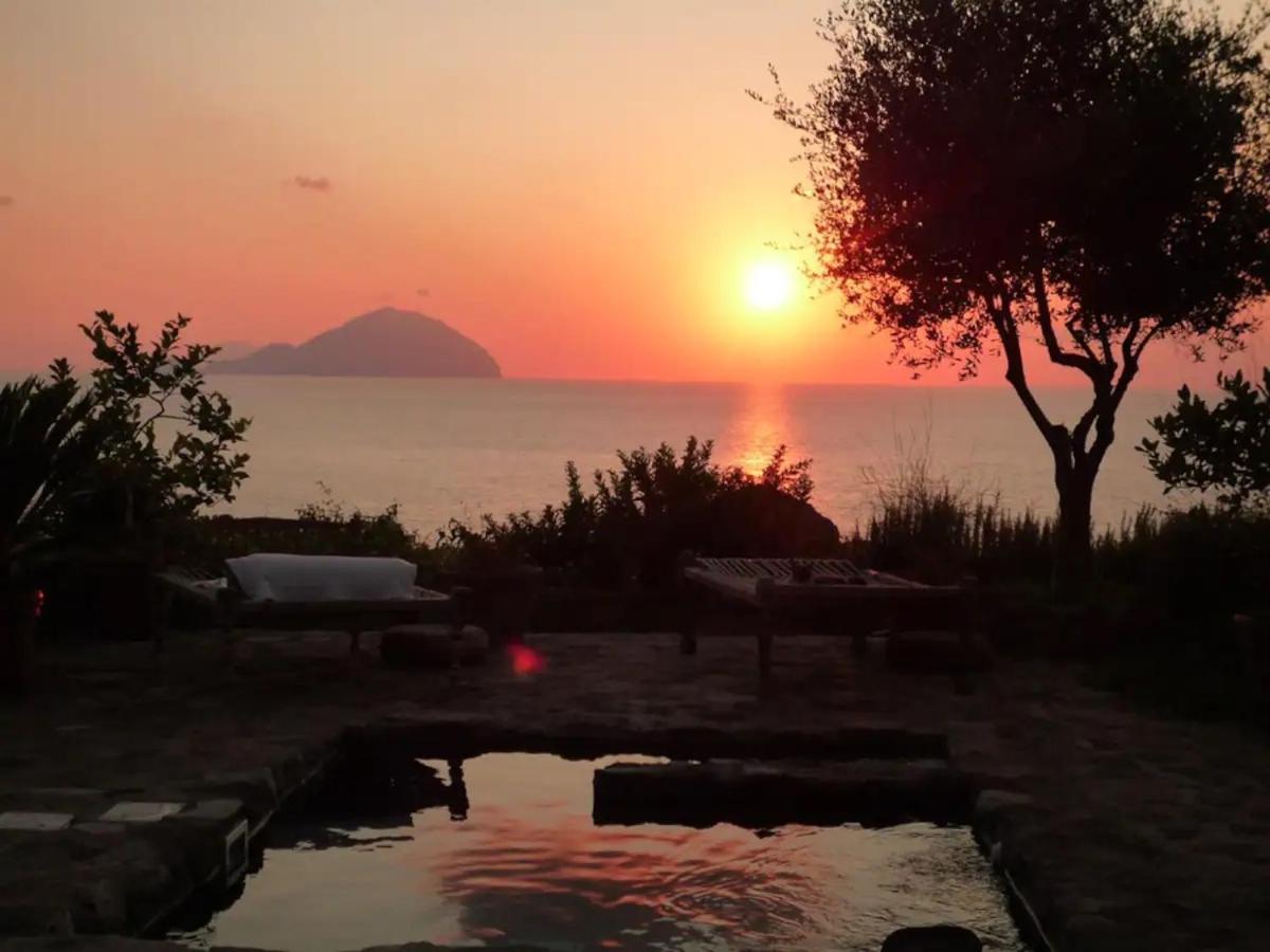 Villa La Vigna - Nella baia di Pollara, incantevole con piscina photo
