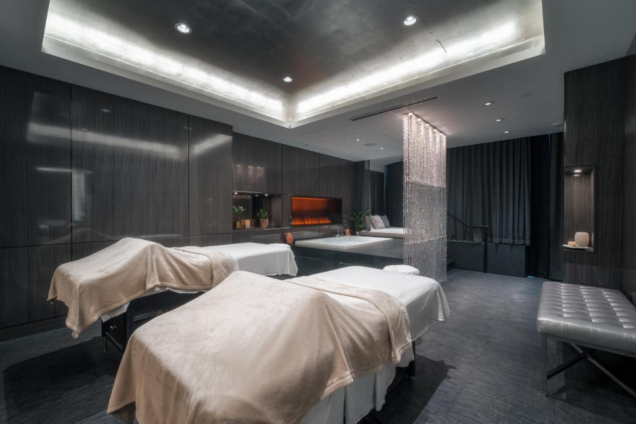 Paradox Hotel Vancouver photo