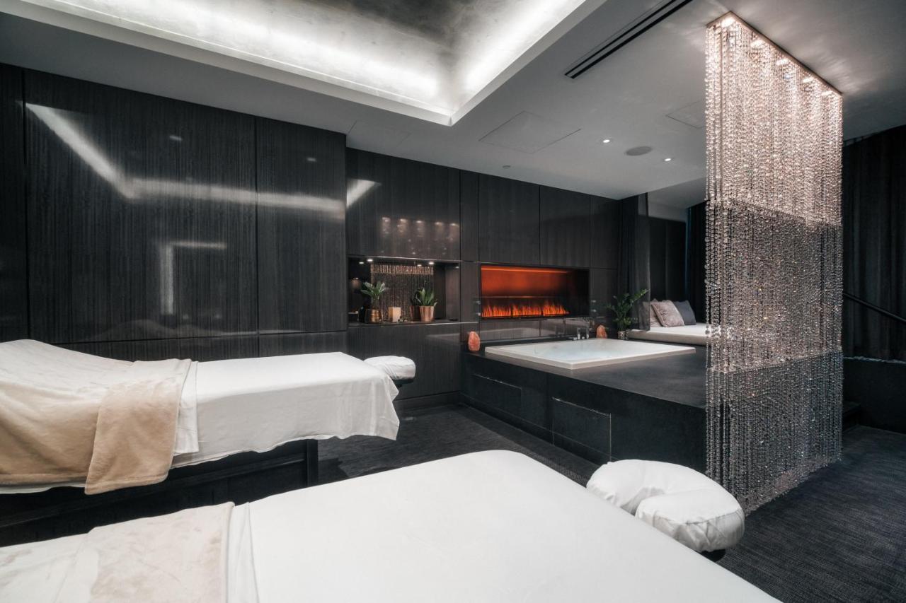 Paradox Hotel Vancouver photo
