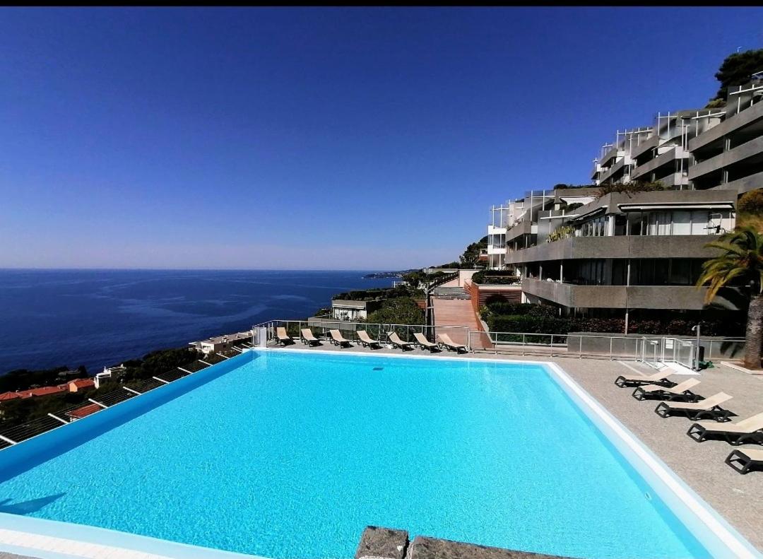 Appartement loggia vue mer panoramique, piscine, parking (France Cap d'Ail)  - Booking.com